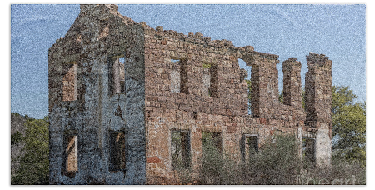 Abandoned Hand Towel featuring the photograph Valley Spring Ruin - 2365 by Teresa Wilson