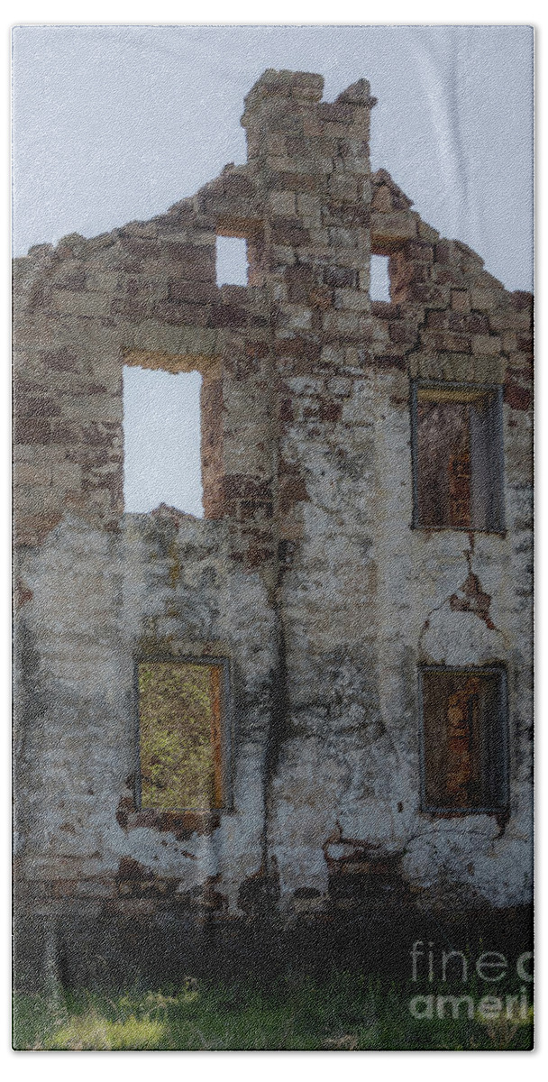 Abandoned Hand Towel featuring the photograph Valley Spring Ruins - 2361 by Teresa Wilson