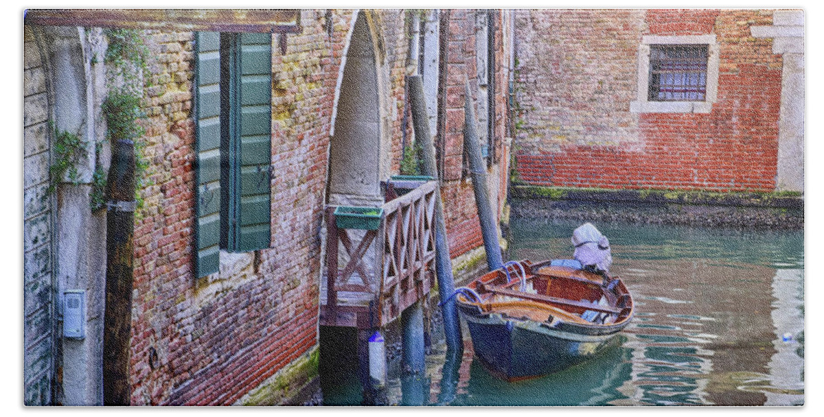 Venice Bath Towel featuring the photograph Venice Color 4 by Roberta Kayne