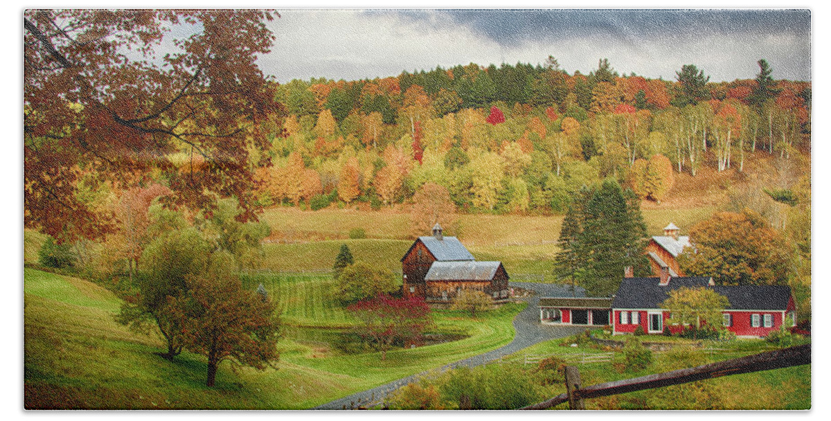 Sleepy Hollow Farm Bath Towel featuring the photograph Vermont Sleepy Hollow in fall foliage by Jeff Folger