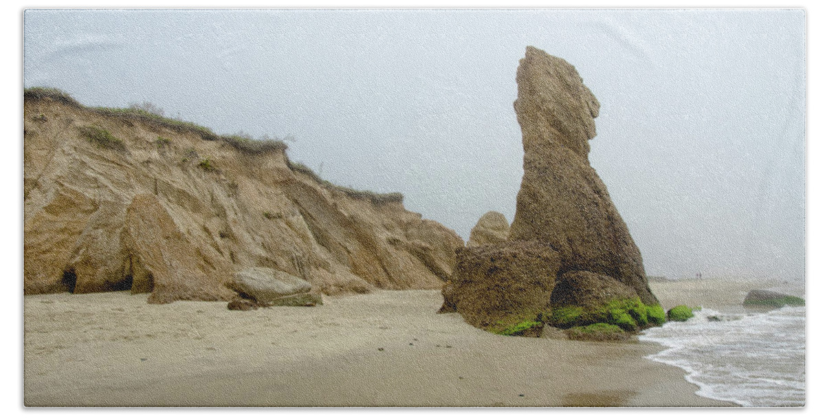 Cape Bath Towel featuring the photograph Vineyard Rocky Beach by Donna Doherty