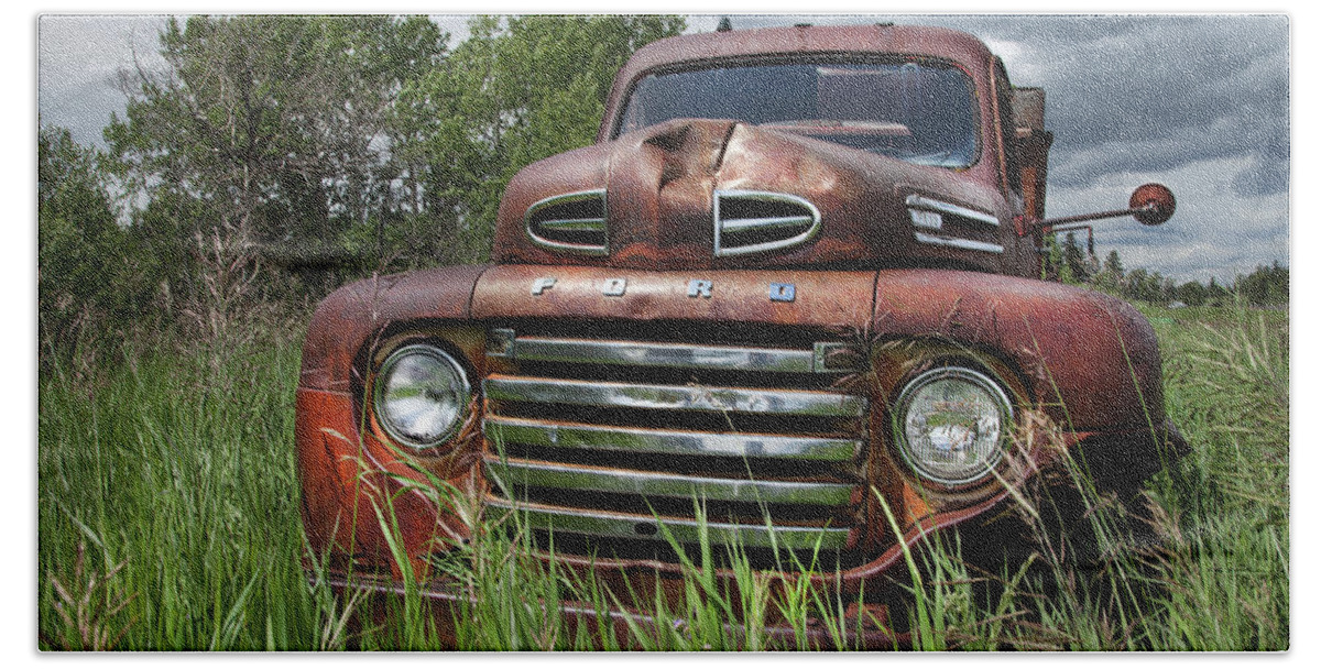 Rusty Trucks Bath Towel featuring the photograph Vintage Ford Truck by Theresa Tahara