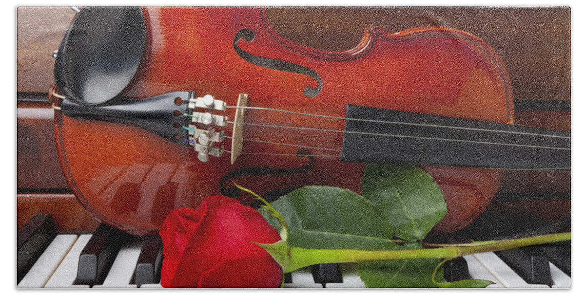 Violin Bath Towel featuring the photograph Violin with rose on piano by Garry Gay