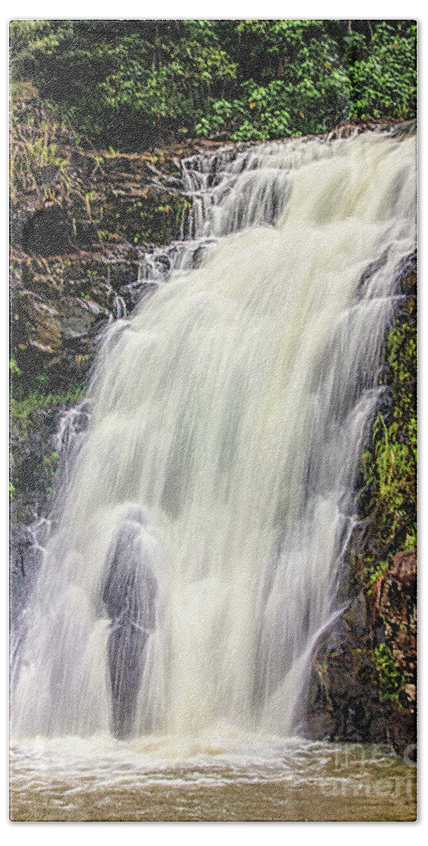 Water Bath Towel featuring the photograph Waimea Falls by Mark Jackson