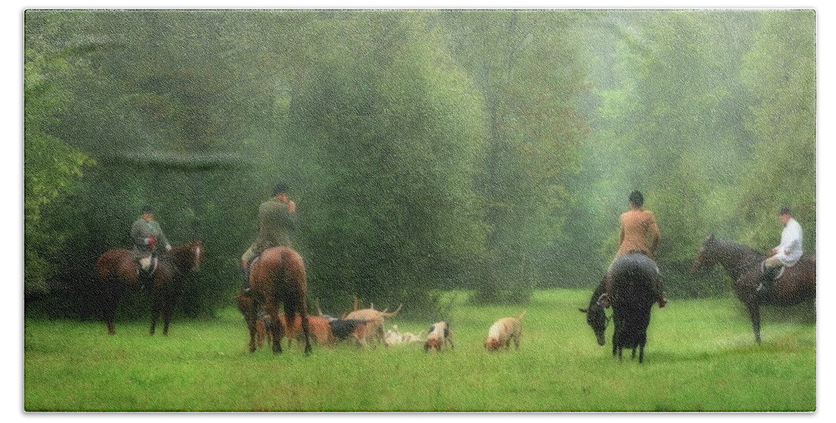 Horse Hand Towel featuring the photograph Waiting for the Hunt by Angela Rath
