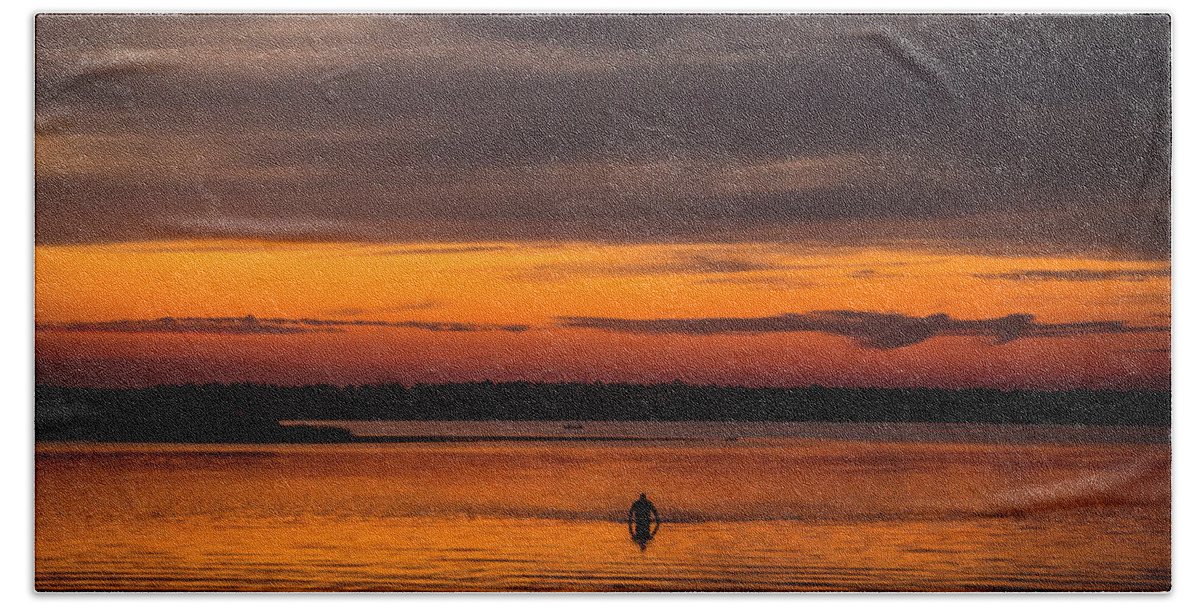 Sunset Bath Towel featuring the photograph Walking On Sunshine by Phil Mancuso