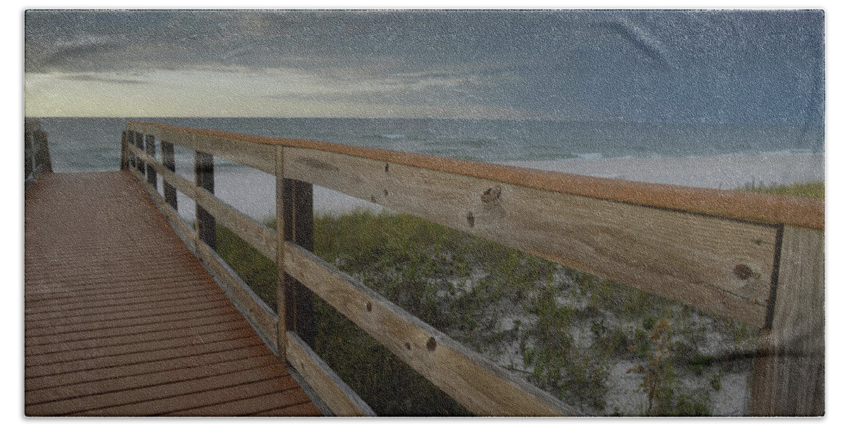 Navarre Hand Towel featuring the photograph Walkway to Paradise by Renee Hardison
