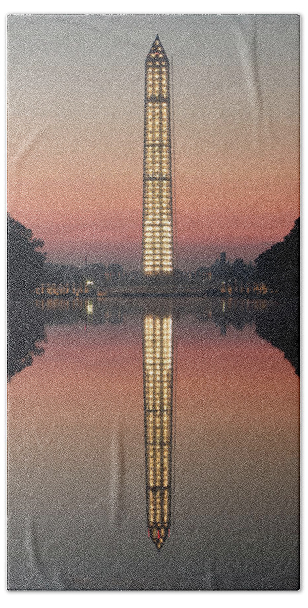 Sky Bath Towel featuring the photograph Washington Monument at Dawn by Ed Clark