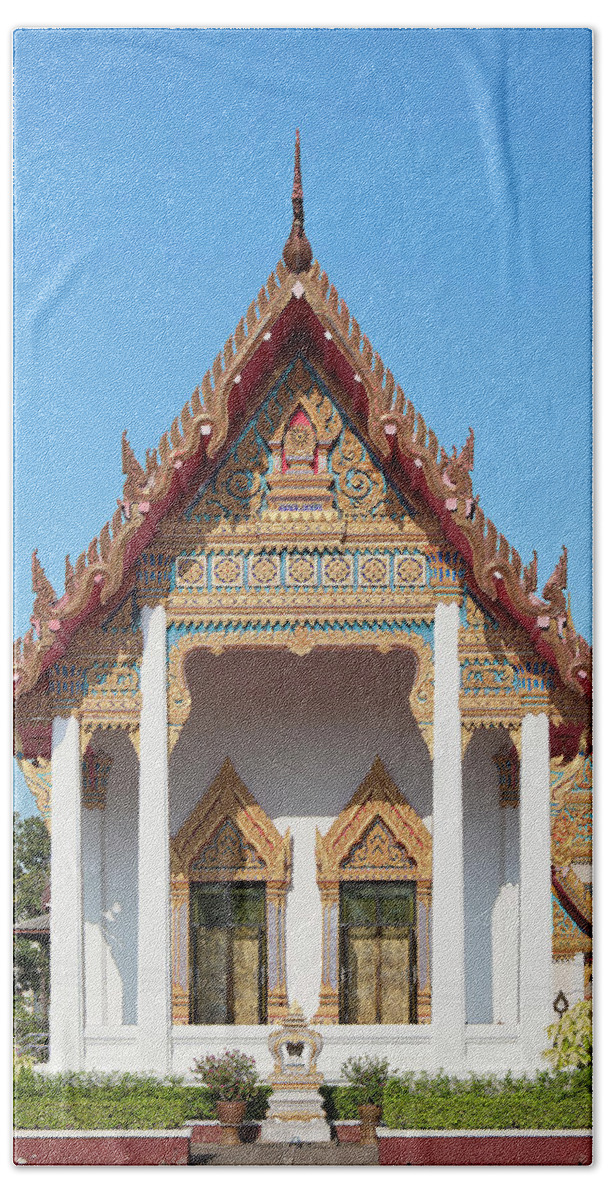 Scenic Bath Towel featuring the photograph Wat Bangphratoonnok Phra Ubosot DTHB0556 by Gerry Gantt