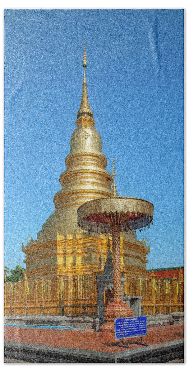 Scenic Bath Towel featuring the photograph Wat Phra That Hariphunchai Phrathat Hariphunchai Chedi DTHLU0008 by Gerry Gantt