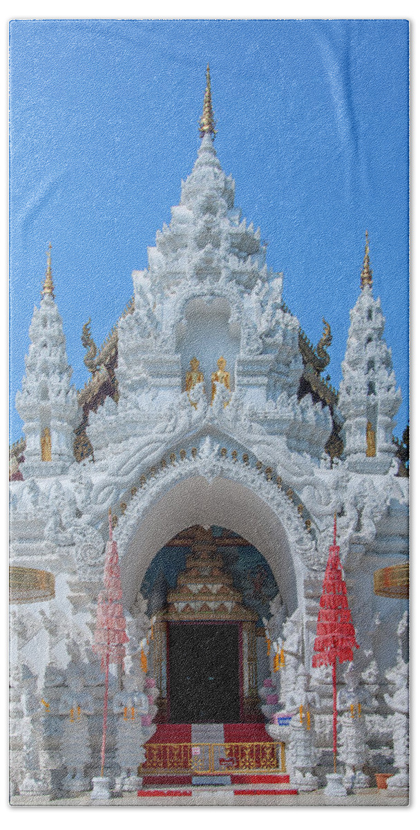 Scenic Bath Towel featuring the photograph Wat Sun Pa Yang Luang Wihan Luang Gate DTHLU0315 by Gerry Gantt
