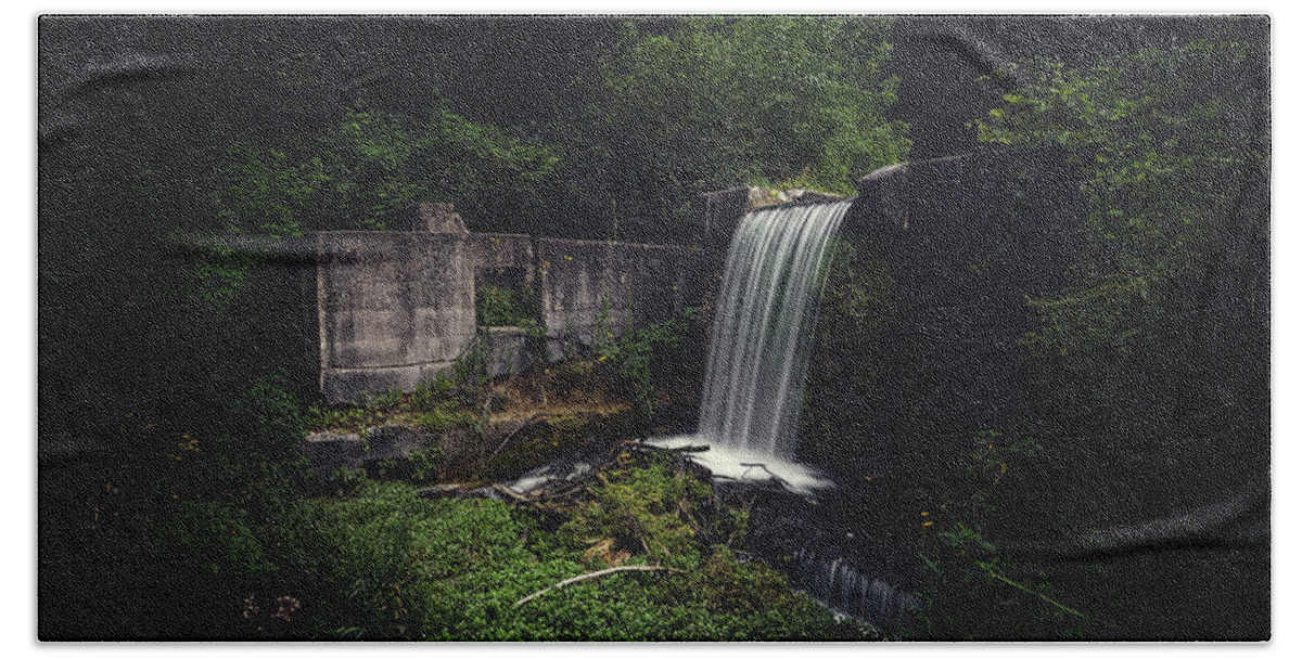 32-bit Hdr Bath Towel featuring the photograph Waterfall at Paradise Springs by Scott Norris
