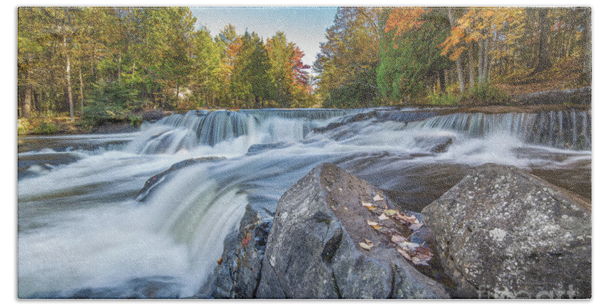 Michigan Waterfalls Bath Towel featuring the photograph Waterfalls Bond Autumn Colors -0021 by Norris Seward