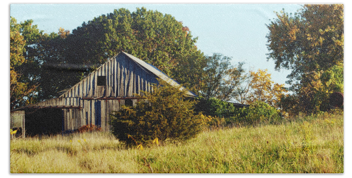 Barn Bath Towel featuring the photograph Weathered Barn in Fall by Cricket Hackmann