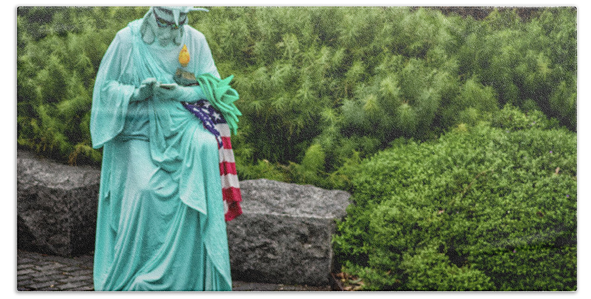 Statue Of Liberty Bath Towel featuring the photograph What a Liberty by Martin Newman