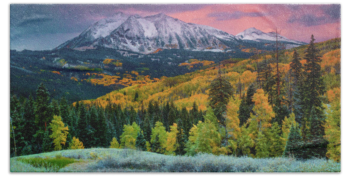 Aspen Bath Towel featuring the photograph When Fall Comes To Colorado by John De Bord