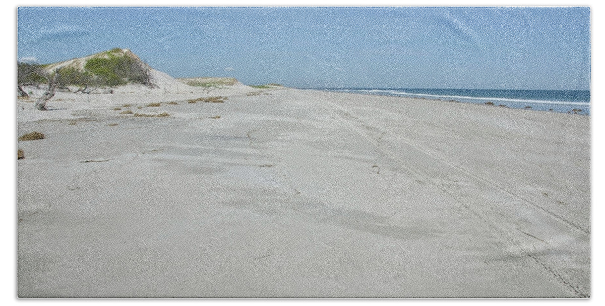Beach Bath Towel featuring the photograph White Sandy Beach by Donna Doherty