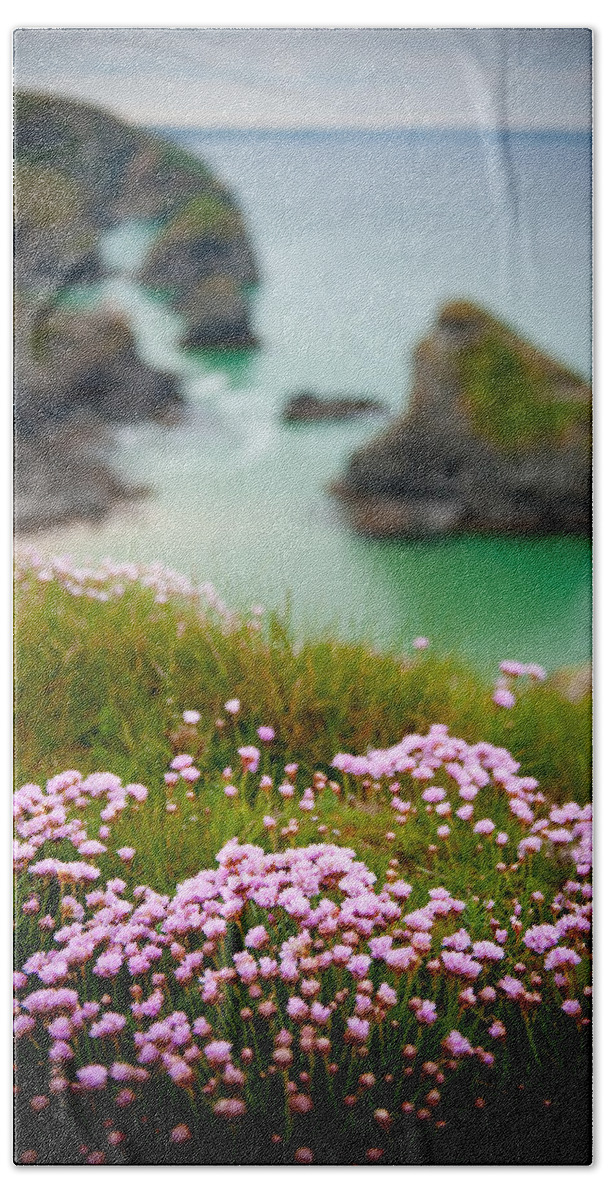 Bedruthen Steps Bath Towel featuring the photograph Wild Sea Pinks in Cornwall by Helen Jackson