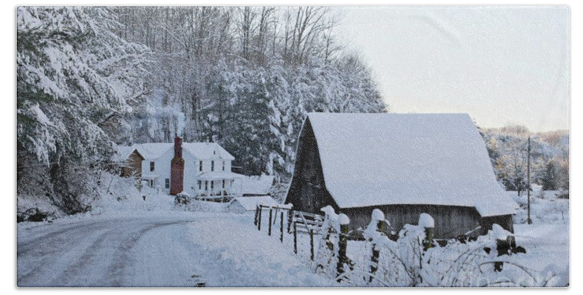 Snow Bath Towel featuring the photograph Winter in Virginia by Benanne Stiens