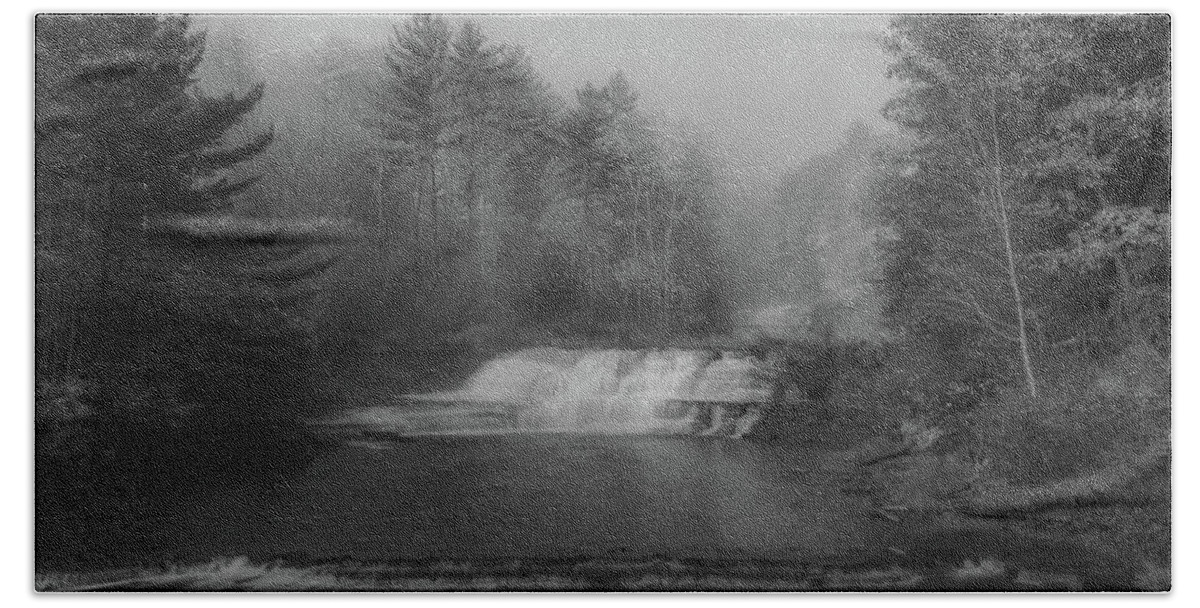 Fall Color Bath Towel featuring the photograph Wiscoy In the Fog by Guy Whiteley
