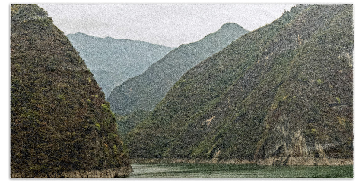 China Bath Towel featuring the photograph Yangtze Gorge by T Guy Spencer