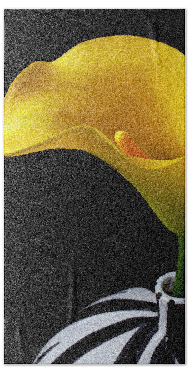 Yellow Calla Lily Black White Vase Hand Towel featuring the photograph Yellow calla lily in black and white vase by Garry Gay