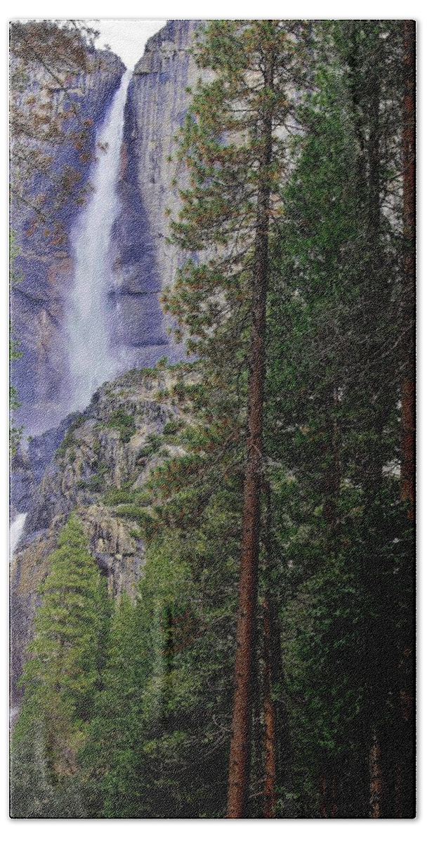 Yosemite Fallls Bath Towel featuring the photograph Yosemite Falls C by Phyllis Spoor