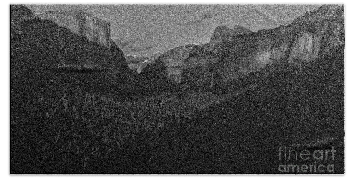 Black And White Bath Towel featuring the photograph Yosemite Tunnel View Black And White by Adam Jewell