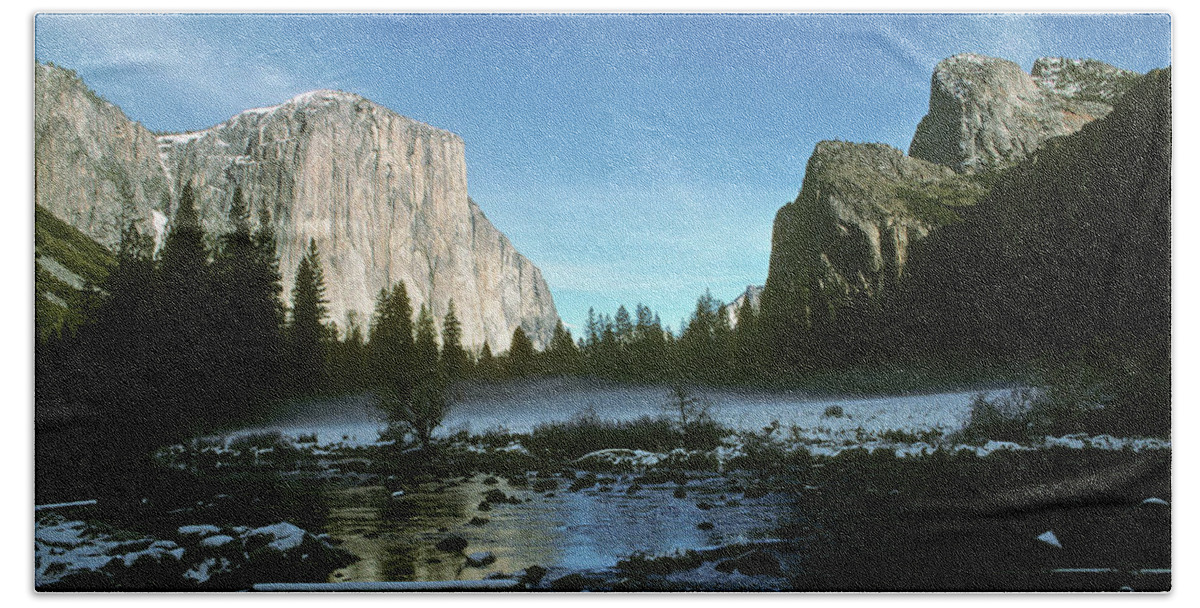 El Capitan Bath Towel featuring the photograph Yosemite Valley by Steve Williams