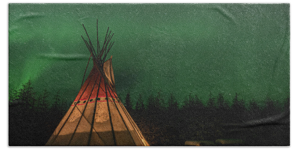 Arctic Bath Towel featuring the photograph Aurora and Teepee by Minnie Gallman