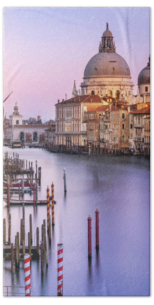 Basilica Bath Towel featuring the photograph Evening light in Venice #2 by Sue Leonard