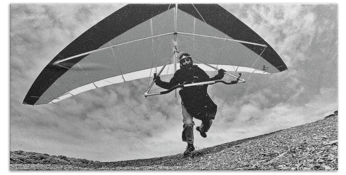 Hang Gliding Launch Bath Towel featuring the photograph Hang Glider Launch #1 by Neil Pankler