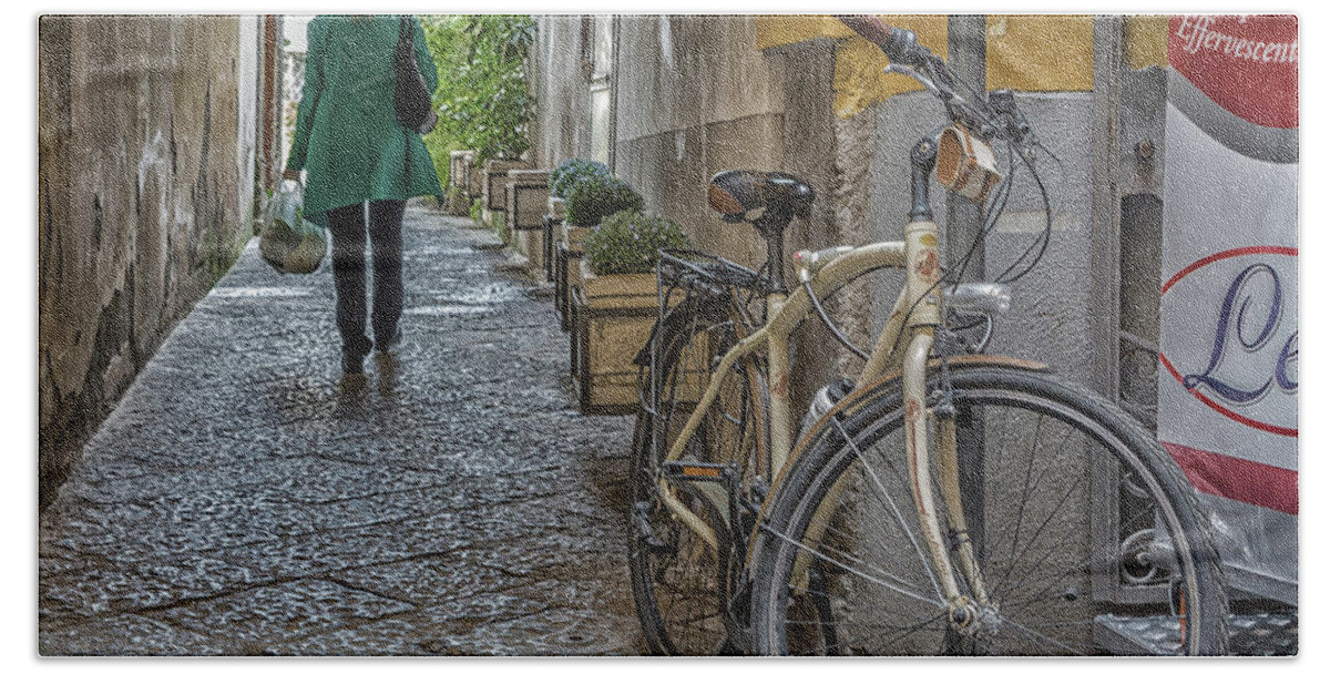 Sorrento Bath Towel featuring the photograph Alley in Sorrento #2 by Darryl Brooks