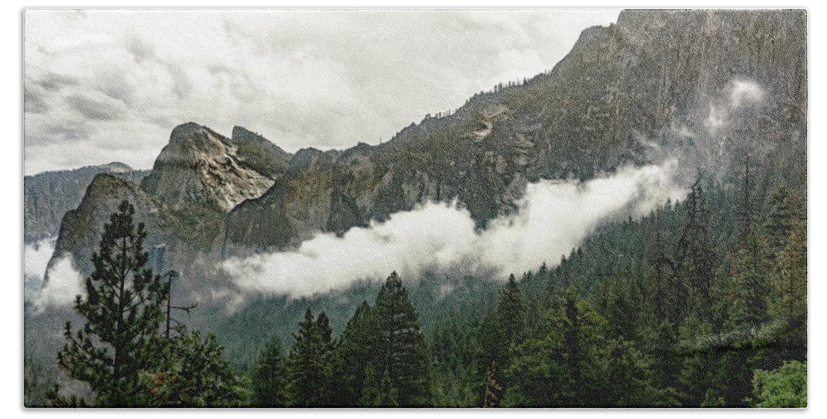 Skyline Bath Towel featuring the photograph Yosemite Valley 8 by Silvia Marcoschamer