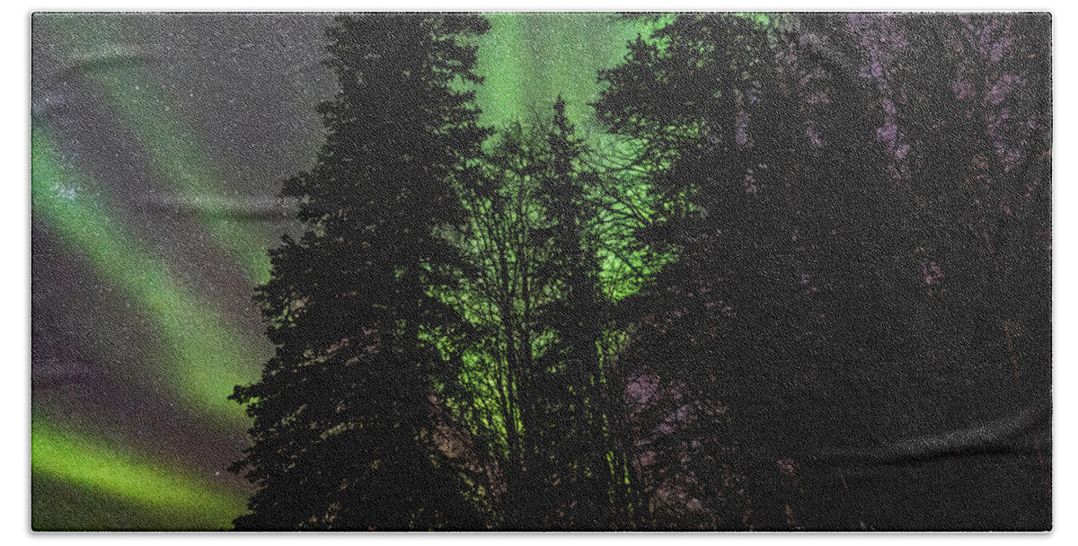 Aurora Borealis Bath Towel featuring the photograph Northern Lights #21 by Laura Hedien