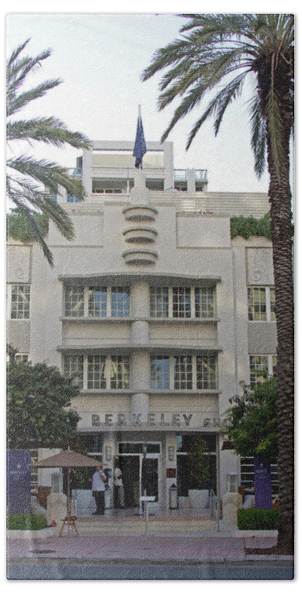 Art Deco Bath Towel featuring the photograph Art Deco - South Beach - Miami Beach by Richard Krebs