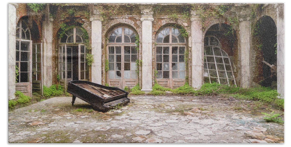 Urban Bath Towel featuring the photograph Abandoned Piano in Courtyard by Roman Robroek