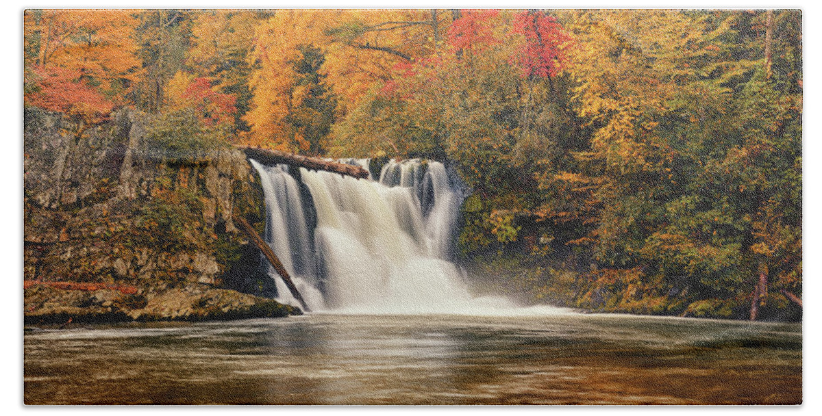 Abrams Falls Bath Towel featuring the photograph Abrams Falls Autumn by Greg Norrell