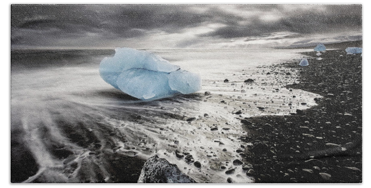 Iceland Bath Towel featuring the photograph Beach of ice by Jorge Maia