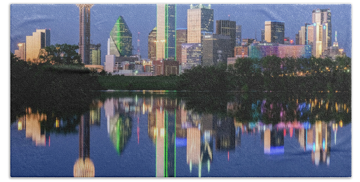 Dallas Bath Towel featuring the photograph City of Dallas, Texas Reflection by Robert Bellomy