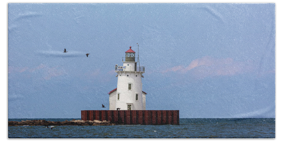 Lighthouse Bath Towel featuring the photograph Cleveland Harbor West Pierhead Lighthouse by Dale Kincaid