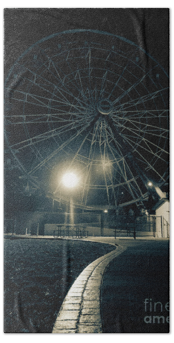 Ferris Wheel Bath Towel featuring the photograph Closed For The Season by Duluth To Door County Photography