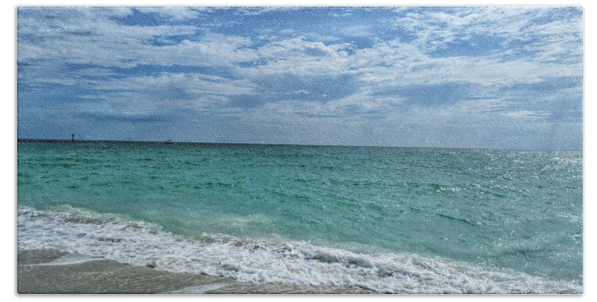 Beach Bath Towel featuring the photograph Cool off by Portia Olaughlin