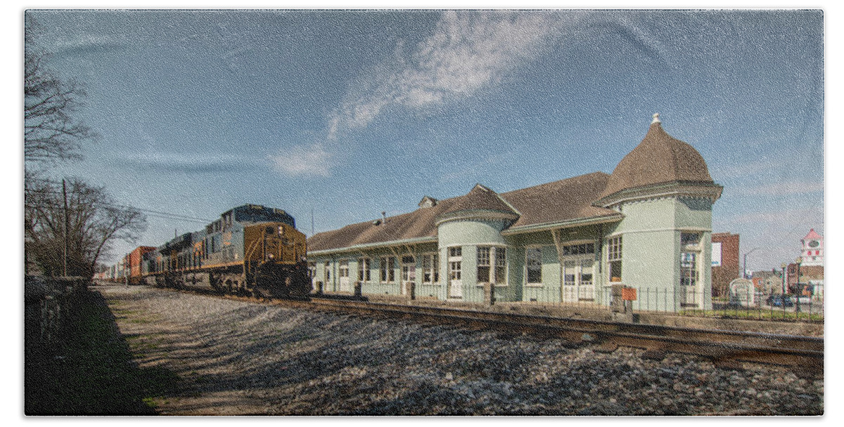 Railroad Bath Towel featuring the photograph CSX Q028-19 NB at LN Depot Hopkinsville Ky by Jim Pearson