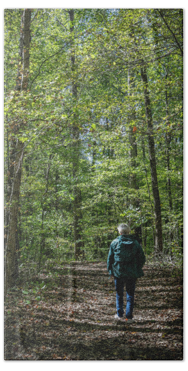 Hike Bath Towel featuring the photograph Donna at Heron Pond by Jeff Kurtz