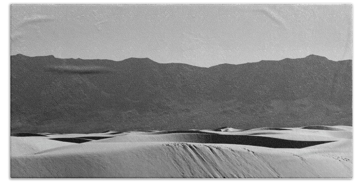 Richard E. Porter Bath Towel featuring the photograph Dunes and Mountains #4151 - White Sands National Monument, New Mexico by Richard Porter