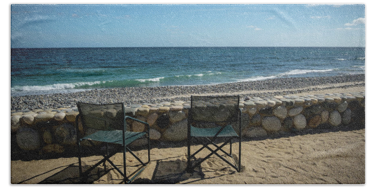 Beach Bath Towel featuring the photograph Empty Chairs by Jean Noren