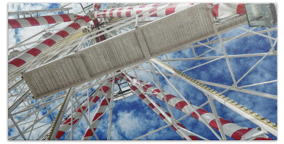 Ferris Wheel Bath Towel featuring the photograph Ferris Wheel by Michael Frank