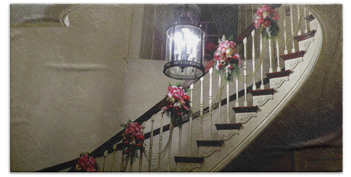 Staircase Bath Towel featuring the photograph Festooned Staircase Ready for Christmas by Linda Stern