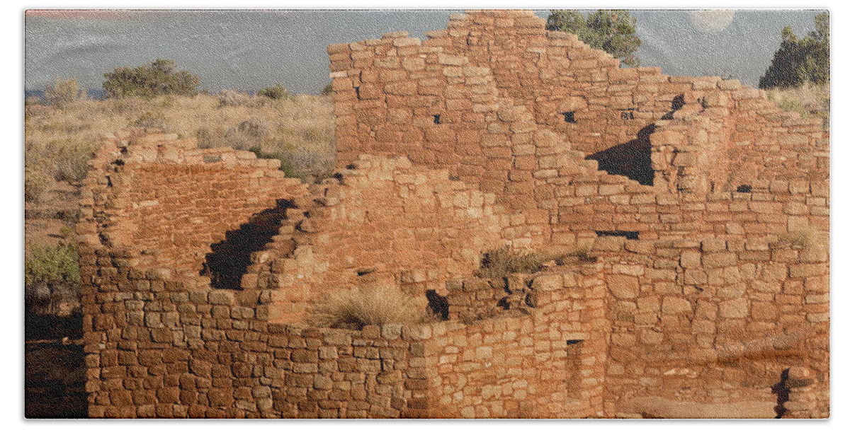 Hovenweep Bath Towel featuring the photograph Glowing Ruins by Kathleen Bishop